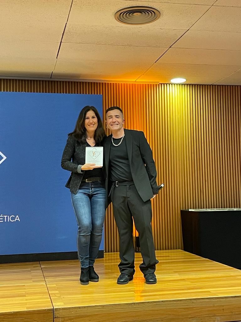 Rebeca Barcena_recogida premio Binary Premium Vida Estetica Cosmobeauty 2022